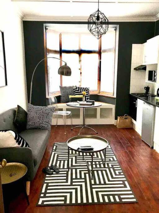 1-Bedroom Sea Point Gem - Perfect Location! Кейптаун Экстерьер фото